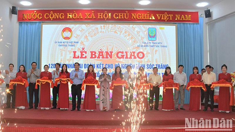 Thực hiện nghi thức Lễ bàn giao 120 căn nhà Đại đoàn kết cho hộ nghèo.