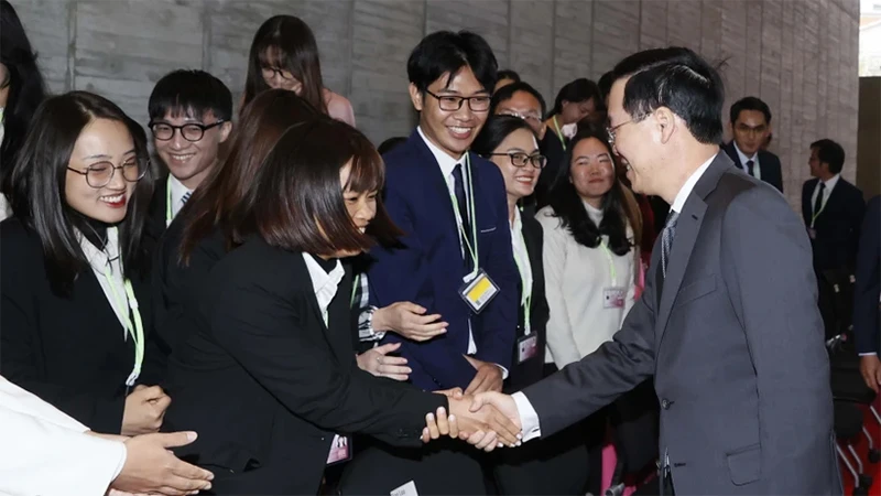 Chủ tịch nước Võ Văn Thưởng với học sinh Việt Nam đang học tại Trường Đại học Kyushu. (Ảnh: TTXVN)