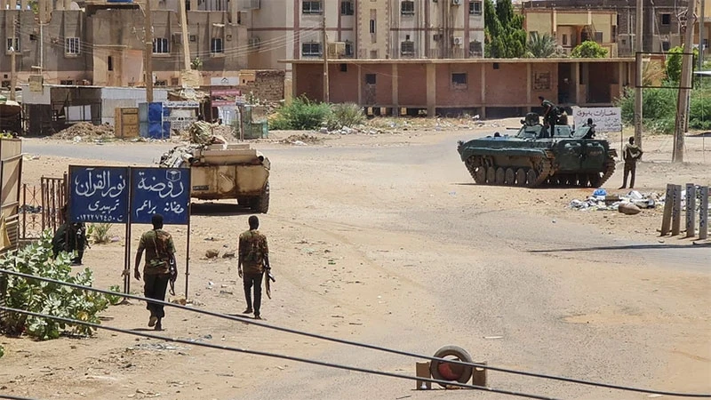 Quân đội Sudan gác trên một đường phố ở thủ đô Khartoum, ngày 6/5/2023. (Ảnh: AFP/TTXVN)