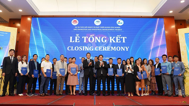 Trao chứng nhận, kỷ niệm chương cho các doanh nghiệp nhỏ và vừa Việt Nam được nhận hỗ trợ kỹ thuật của dự án.