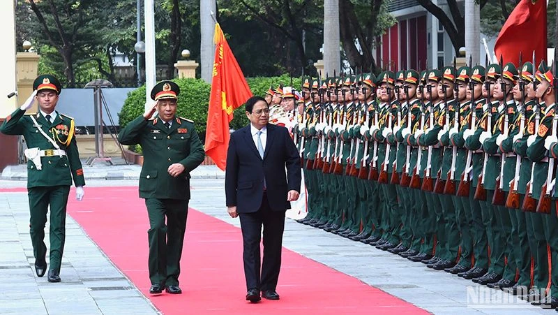 Thủ tướng Phạm Minh Chính duyệt đội danh dự Quân đội nhân dân Việt Nam.