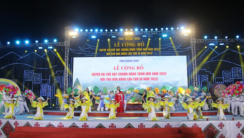 Quang cảnh lễ công bố huyện Ba Chẽ đạt chuẩn nông thôn mới năm 2022.