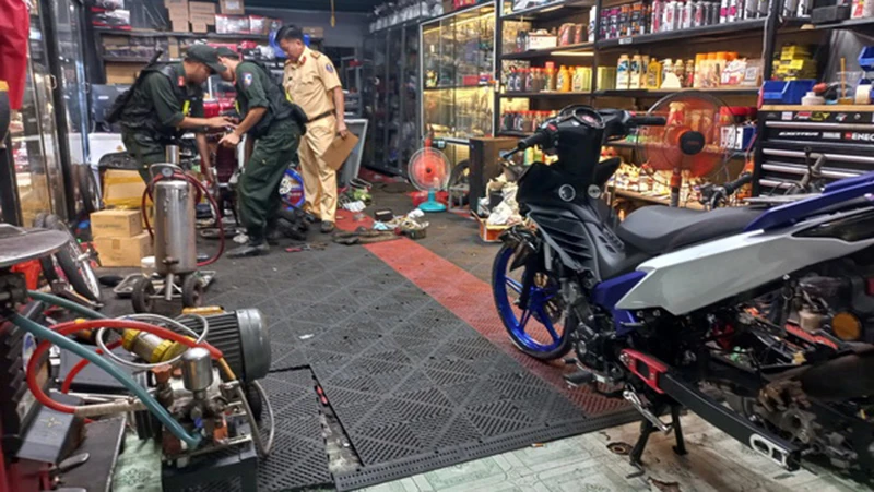 Lực lượng công an kiểm tra bên trong cơ sở sửa xe tại xã Bắc Sơn, huyện Trảng Bom.