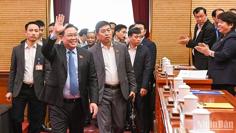Chủ tịch Quốc hội Vương Đình Huệ cùng các đại biểu Quốc hội thành phố Hải Phòng dự hội nghị tiếp xúc cử tri.