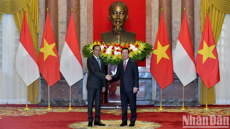 Chủ tịch nước Võ Văn Thưởng và Tổng thống Cộng hòa Indonesia Joko Widodo tại lễ đón.