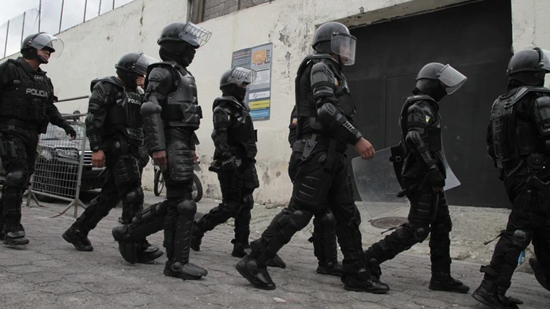 Cảnh sát Ecuador tuần tra tại Quito, sau khi Tổng thống Daniel Noboa ban bố tình trạng "xung đột vũ trang trong nước" ngày 9/1/2024. (Ảnh: THX/TTXVN)