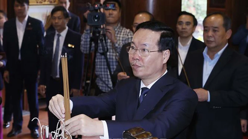 Chủ tịch nước Võ Văn Thưởng dâng hương tưởng nhớ Chủ tịch Hồ Chí Minh tại Khu di tích Quốc gia đặc biệt Kim Liên. (Ảnh: TTXVN)
