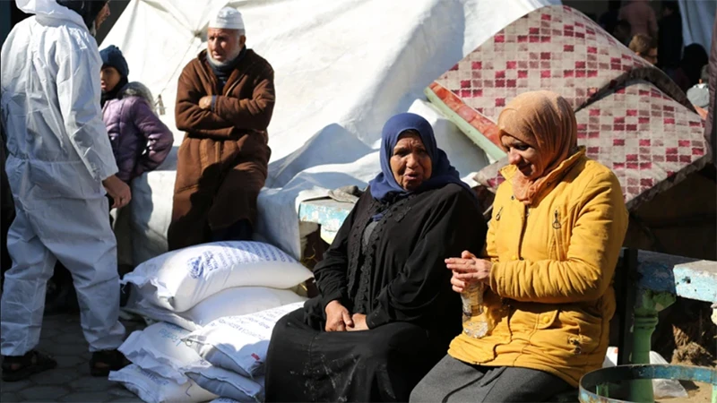 Người dân chờ nhận lương thực cứu trợ của UNRWA tại Rafah, Dải Gaza, ngày 28/1/2024. (Ảnh: THX/TTXVN)