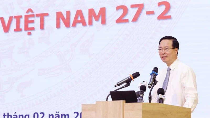 Chủ tịch nước Võ Văn Thưởng động viên, chúc mừng cán bộ, đội ngũ thầy thuốc và người lao động của Bệnh viện Nhi đồng 1 Thành phố Hồ Chí Minh nhân ngày Thầy thuốc Việt Nam. Ảnh: TTXVN