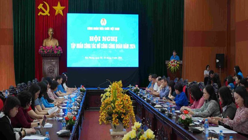Toàn cảnh hội nghị tập huấn công tác nữ công công đoàn năm 2024.
