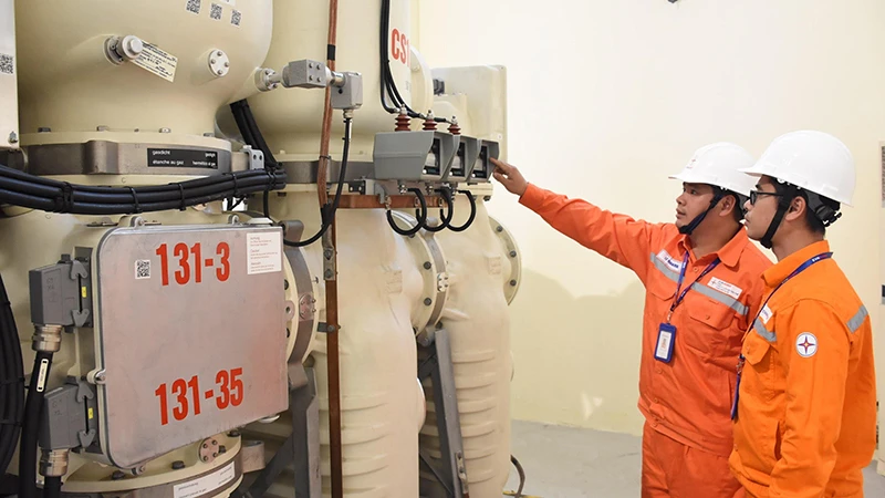 Kiểm tra thông số vận hành tại Trạm biến áp 220kV Tây Hồ (Hà Nội). 