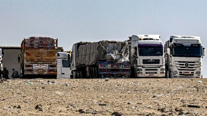 Xe tải chở hàng viện trợ cho Dải Gaza tập trung gần cửa khẩu Rafah bên phía Ai Cập ngày 23/3. (Ảnh: AFP/TTXVN)