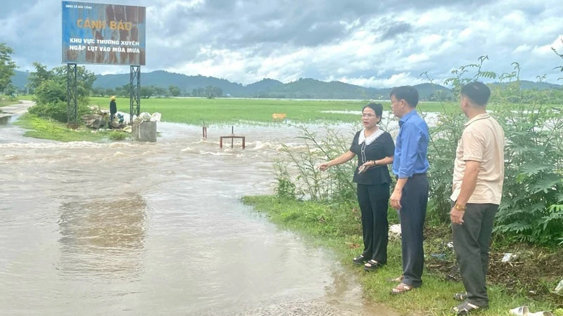 Lãnh đạo huyện Lắk kiểm tra và chỉ đạo các biện pháp ứng phó với tình hình lũ lụt trên địa bàn huyện. (Ảnh: CTV)