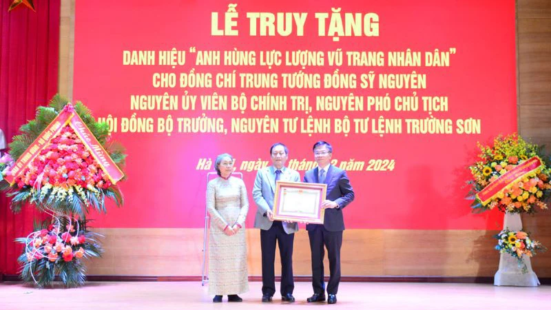 Thừa ủy quyền của Chủ tịch nước, Phó Thủ tướng Lê Thành Long trao danh hiệu “Anh hùng Lực lượng vũ trang nhân dân” tặng Trung tướng Đồng Sỹ Nguyên cho thân nhân gia đình đồng chí. 