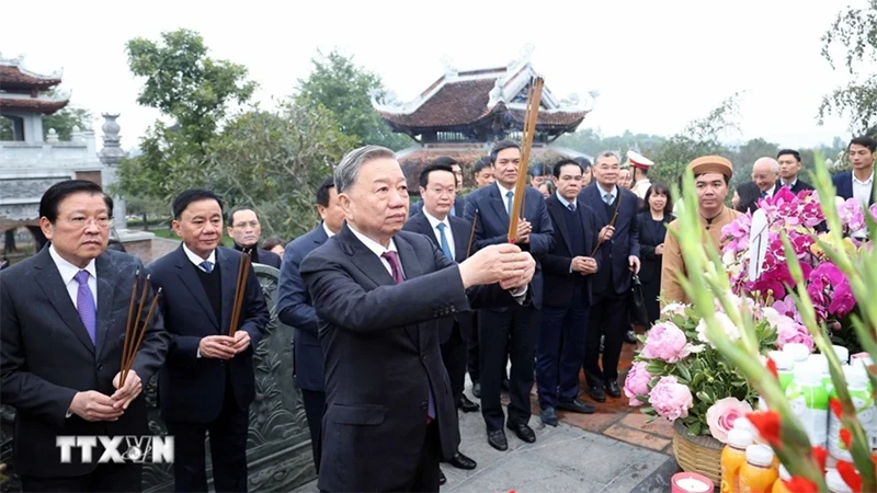 Tổng Bí thư Tô Lâm và đoàn công tác dâng hoa, dâng hương tại Đền Chung Sơn - Đền thờ gia tiên Bác Hồ. (Ảnh: Thống Nhất/TTXVN)