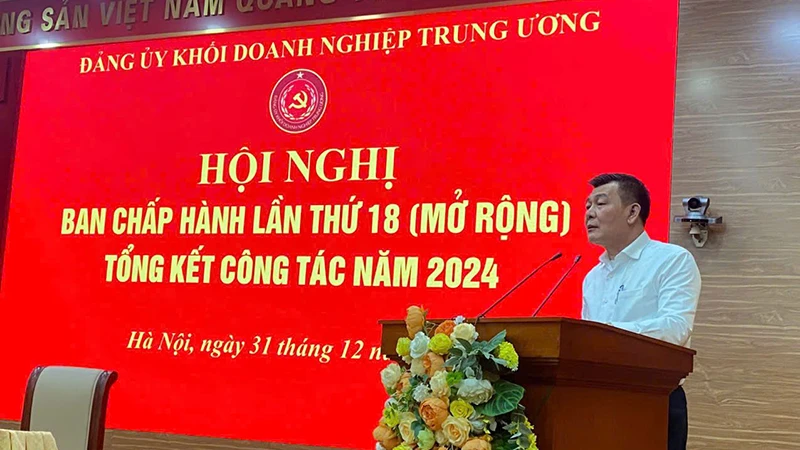 Đồng chí Nguyễn Đức Phong, Phó Bí thư Thường trực Đảng ủy Khối phát biểu điều hành hội nghị.