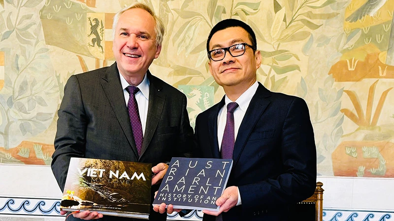 Đại sứ Vũ Lê Thái Hoàng và Chủ tịch Hội đồng quốc gia Áo Walter Rosenkranz. (Nguồn: Đại sứ quán Việt Nam tại Áo)