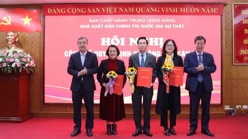 Đồng chí Ngô Đông Hải, Ủy viên Trung ương Đảng, Phó Trưởng Ban Tuyên giáo và Dân vận Trung ương và PGS, TS Vũ Trọng Lâm, Giám đốc-Tổng Biên tập Nhà xuất bản Chính trị quốc gia Sự thật trao quyết định bổ nhiệm và chúc mừng các đồng chí Ủy viên Hội đồng Biên tập-Xuất bản chuyên trách của Nhà xuất bản.