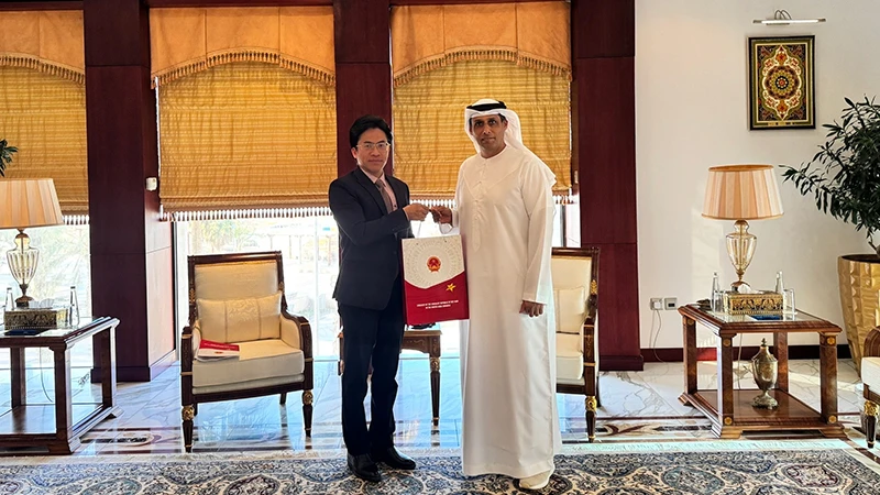 Đại sứ Việt Nam tại UAE Nguyễn Thanh Diệp làm việc với đại diện Phòng Thương mại và Công nghiệp Abu Dhabi về công tác chuẩn bị tổ chức sự kiện.