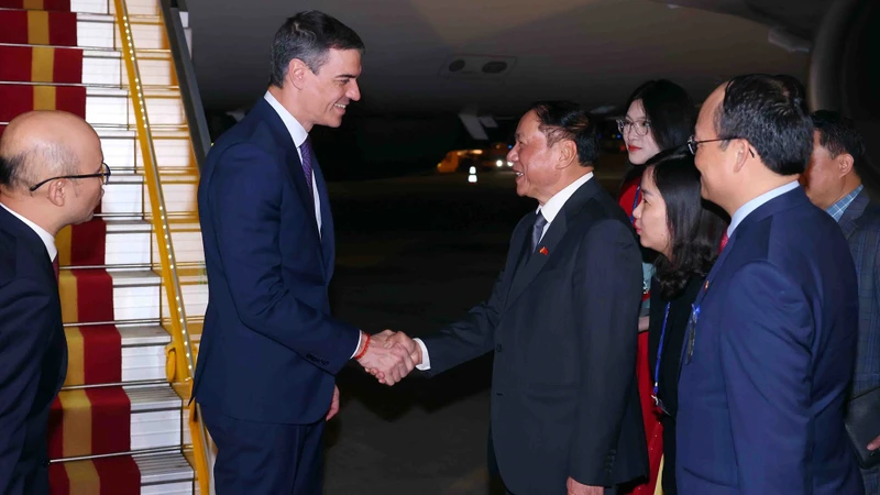 Bộ trưởng Văn hóa, Thể thao và Du lịch Nguyễn Văn Hùng đón Thủ tướng Tây Ban Nha Pedro Sánchez tại Sân bay quốc tế Nội Bài, Hà Nội. (Ảnh: PHẠM KIÊN/TTXVN)
