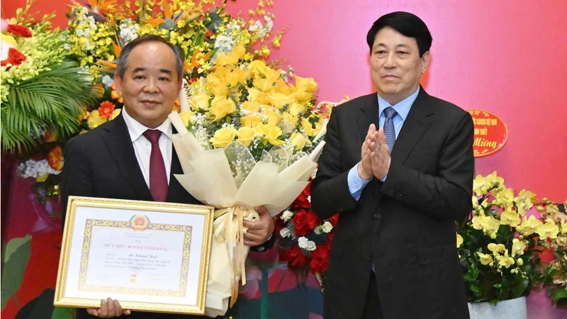 Chủ tịch nước Lương Cường trao Huy hiệu 40 năm tuổi Đảng cho đồng chí Lê Khánh Hải.