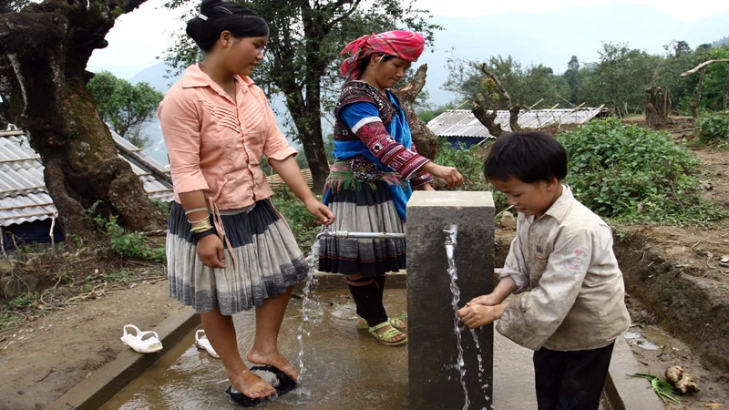 Nguồn nước sinh hoạt được dẫn về các bản, bà con không phải mất nhiều thời gian đi cõng nước về dùng như trước đây.