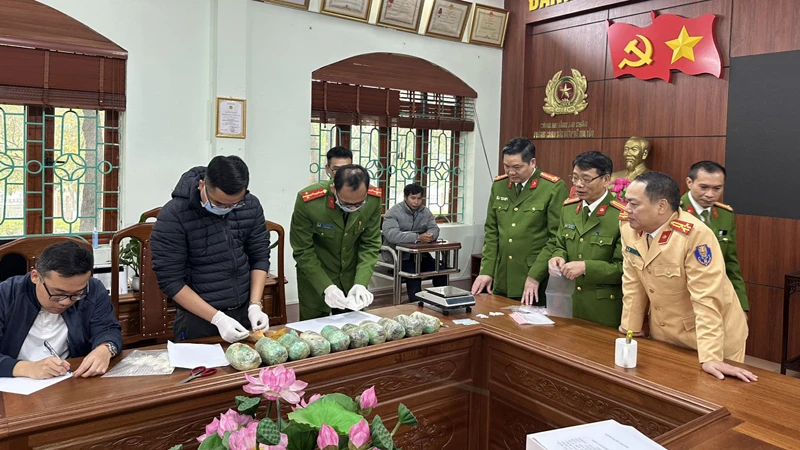 Cơ quan điều tra kiểm tra tang vật vụ án. (Ảnh: Công an Lai Châu)