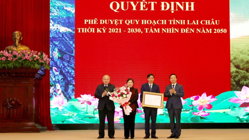 Phó Thủ tướng Trần Hồng Hà trao quyết định phê duyệt quy hoạch tỉnh Lai Châu cho đại diện lãnh đạo tỉnh.