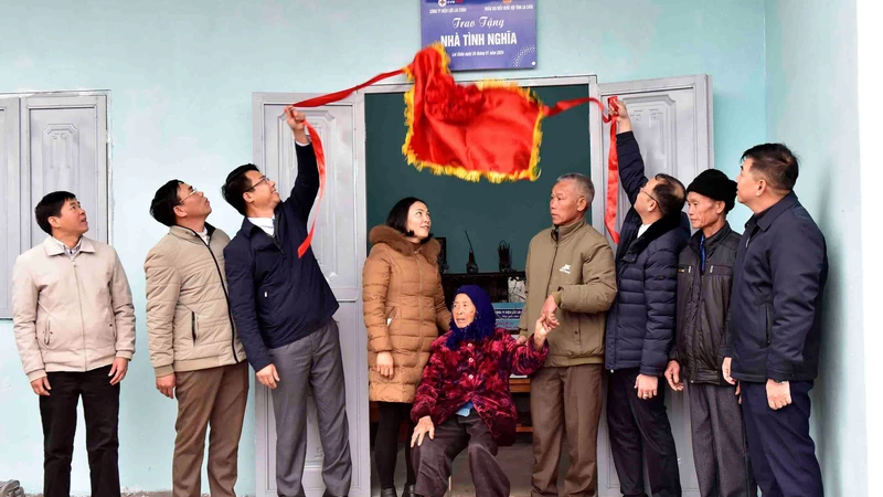 Công ty Điện lực Lai Châu phối hợp Đoàn Đại biểu Quốc hội tỉnh xây dựng nhà tình nghĩa cho gia đình bà Hò Thị Mùi tại bản San Thàng, xã San Thàng, thành phố Lai Châu.