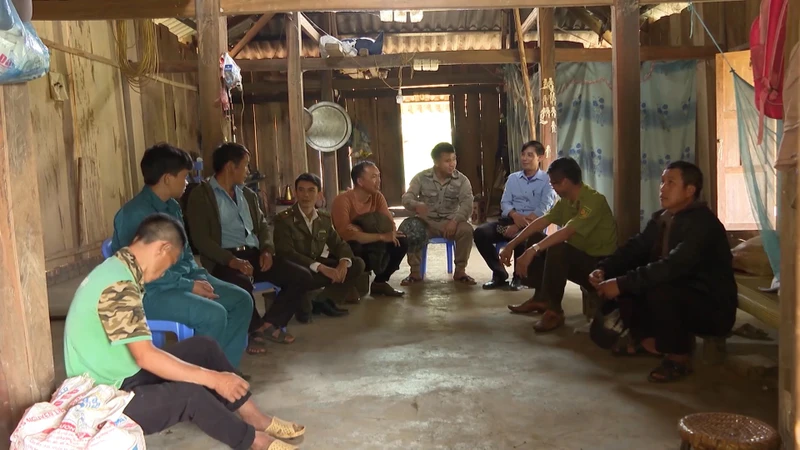 Lực lượng kiểm lâm tăng cường tuyên truyền nhằm nâng cao ý thức, nhận thức về phòng, chống cháy rừng của người dân.