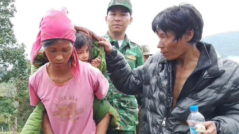Cháu Xô được bố mẹ đón về sau hai ngày đi lạc trong rừng.