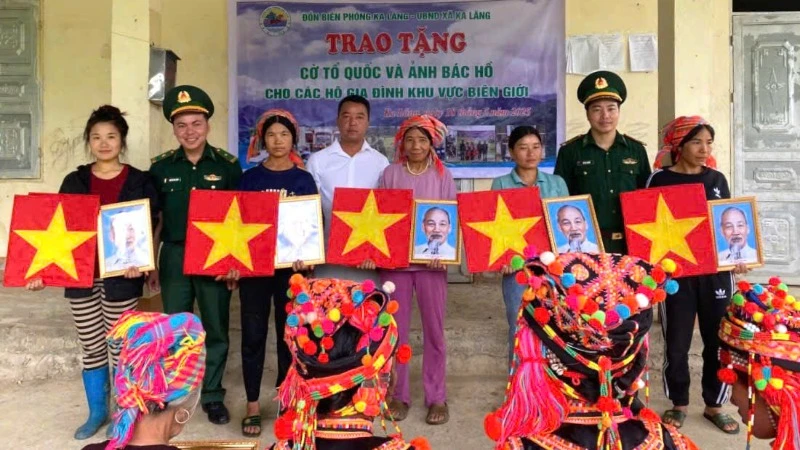 Tặng cờ và ảnh bác cho bà con là hoạt động thiết thực mừng kỷ niệm 135 năm Ngày sinh Chủ tịch Hồ Chí Minh.