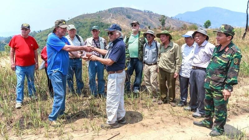 Cựu chiến binh Mỹ John Cimino trao lại chiếc ví kỷ vật của liệt sĩ Hoàng Quang Lợi cho Ban liên lạc tìm đồng đội Trung đoàn 209. (Ảnh: TRƯƠNG ĐỨC BÌNH)