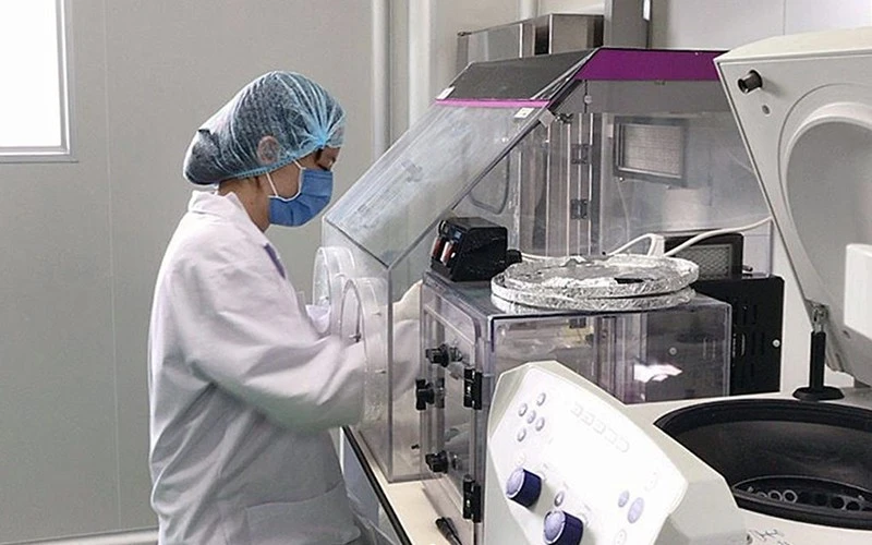 Xét nghiệm mẫu hài cốt liệt sĩ tại Trung tâm giám định ADN thuộc Viện Công nghệ sinh học (Viện Hàn lâm Khoa học và Công nghệ Việt Nam). Ảnh: MAI LAN.