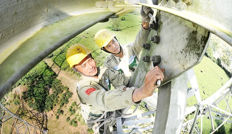 Công nhân Công ty Truyền tải điện Tây Bắc kiểm tra, sửa chữa đường dây 500kV Sơn La-Hiệp Hòa (Phú Thọ). (Ảnh ĐỨC ANH)