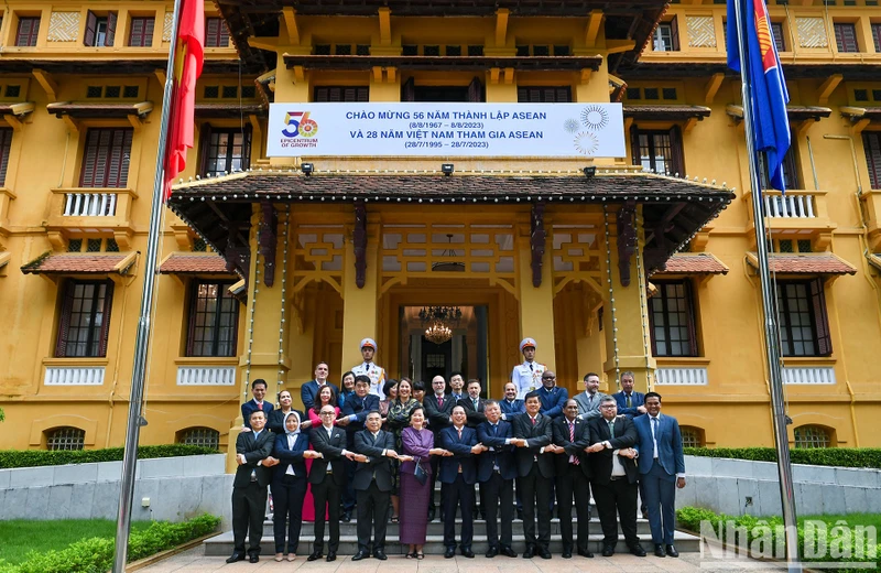 Bộ trưởng Bùi Thanh Sơn tin tưởng với nền tảng vững chắc, dày công vun đắp nửa thế kỷ qua cộng hưởng với những khát vọng của mình, ASEAN sẽ trở thành một Cộng đồng phát triển bao trùm, bền vững và là tâm điểm tăng trưởng của khu vực và thế giới. (Ảnh: THÀNH ĐẠT)