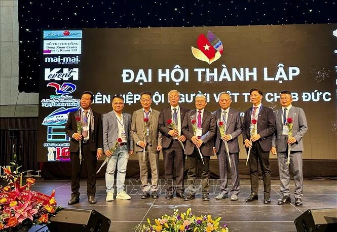 Chú thích ảnh Chủ tịch Liên hiệp Hội người Việt tại CHLB Đức Nguyễn Văn Hiền (thứ ba, từ phải sang) cùng 7 Phó Chủ tịch. Ảnh: Phương Hoa/TTXVN
