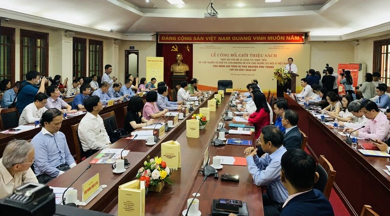 Buổi ra mắt bộ sách thu hút đông đảo đại biểu tham dự.