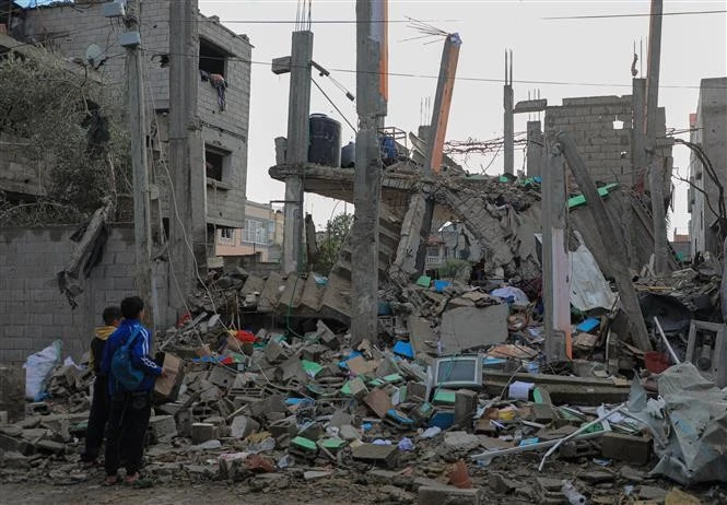 Một tòa nhà bị phá hủy sau cuộc không kích của Israel xuống Dải Gaza ngày 27/1/2024. Ảnh: THX/TTXVN