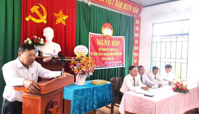 Bí thư Huyện ủy Đức Linh vui Ngày hội Đại đoàn kết cùng nhân dân thôn 11, xã Đa Kai.