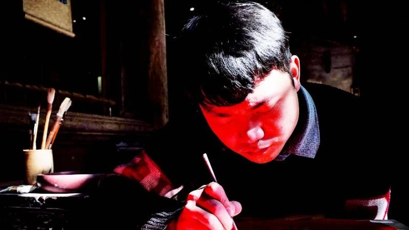 1-Trần Quốc Đức (Hà Nội) là họa sĩ 9x đam mê với tranh dân gian. 