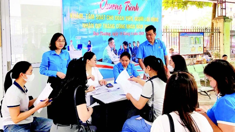 Liên đoàn Lao động huyện Đan Phượng tổ chức khám sức khỏe sinh sản, tầm soát phát hiện ung thư miễn phí cho hơn 120 đoàn viên, người lao động. (Ảnh HOÀNG THỊ THANH)