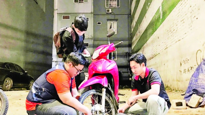 Đội Thiện nguyện Phước Lộc Thọ 43 Đà Nẵng hỗ trợ sửa chữa một trường hợp xe máy bị hỏng.