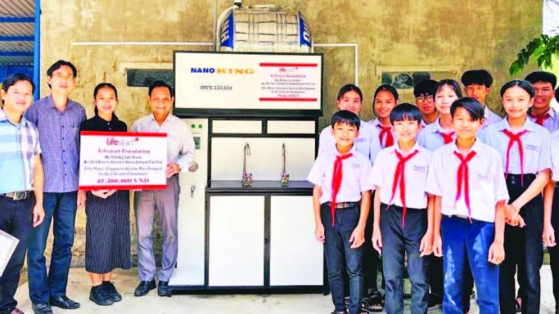 Đại diện Lifestart Foundation tài trợ hệ thống lọc nước sạch tại Trường THCS Quế Long (huyện Quế Sơn, tỉnh Quảng Nam). (Ảnh TRẦN TÂN)