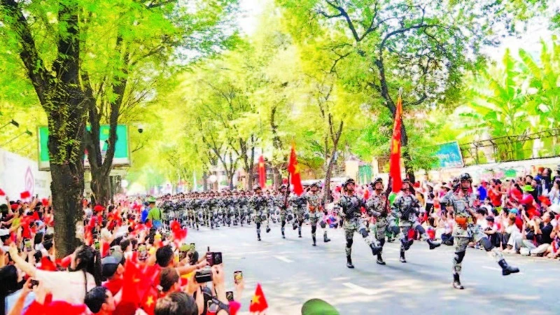 Nhân dân Thành phố Hồ Chí Minh và cả nước hân hoan, trong Lễ kỷ niệm 50 năm Ngày Giải phóng miền nam, thống nhất đất nước. (Ảnh THẾ ANH)