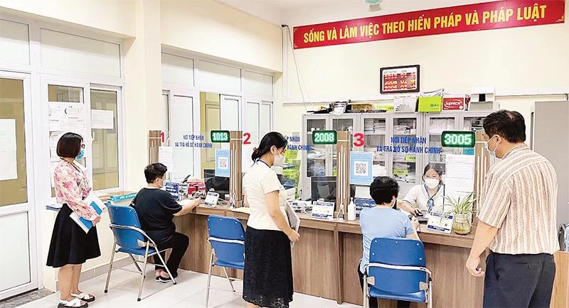 Mặt trận Tổ quốc phường Thành Công (quận Ba Đình, Hà Nội) giám sát công tác cải cách hành chính tại Ủy ban nhân dân phường.