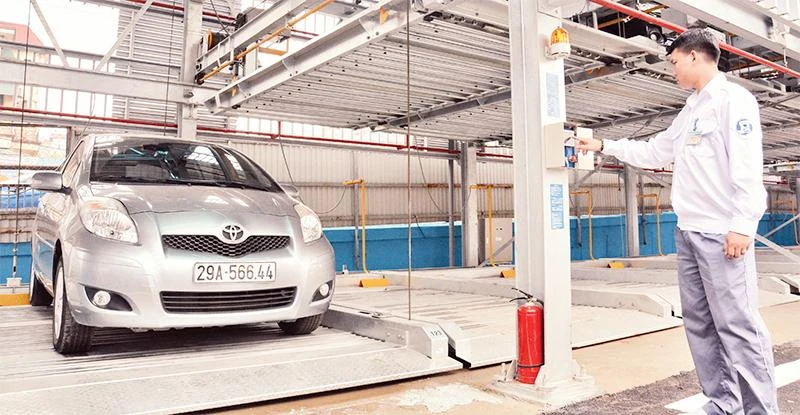 Bãi đỗ xe hiện đại tại khu vực phố Trần Nhật Duật, một trong số ít bãi đỗ xe được xây dựng trong thời gian qua. (Ảnh MAI NGỌC)