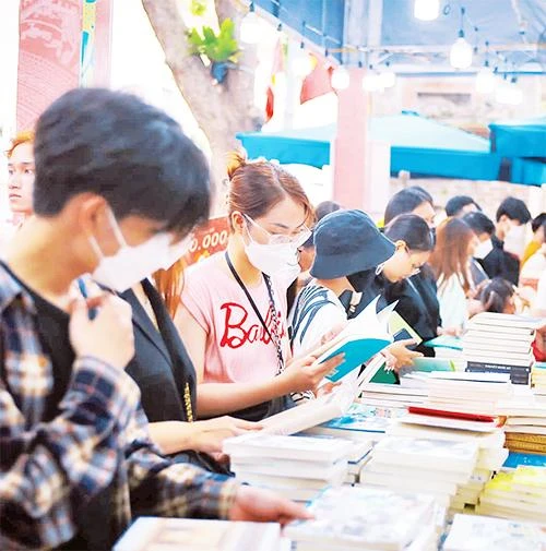 Các quầy sách luôn đông kín độc giả trong ba ngày diễn ra Hội sách.