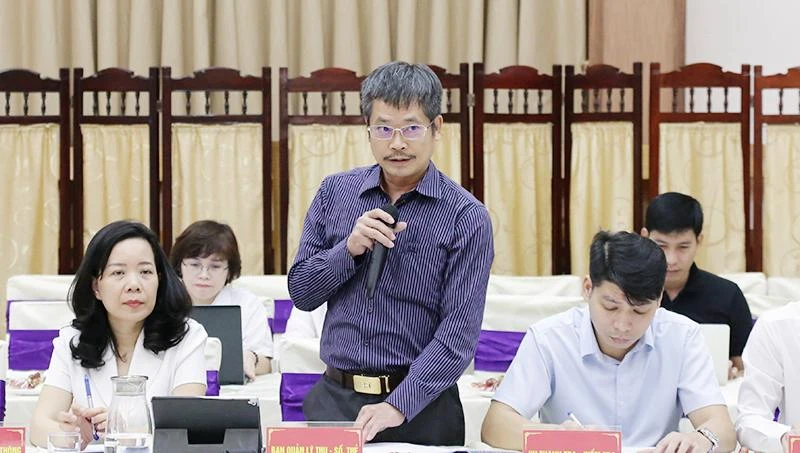 Lãnh đạo Ban Quản lý Thu-Sổ, thẻ trao đổi về tình hình thu bảo hiểm xã hội năm 2022. 