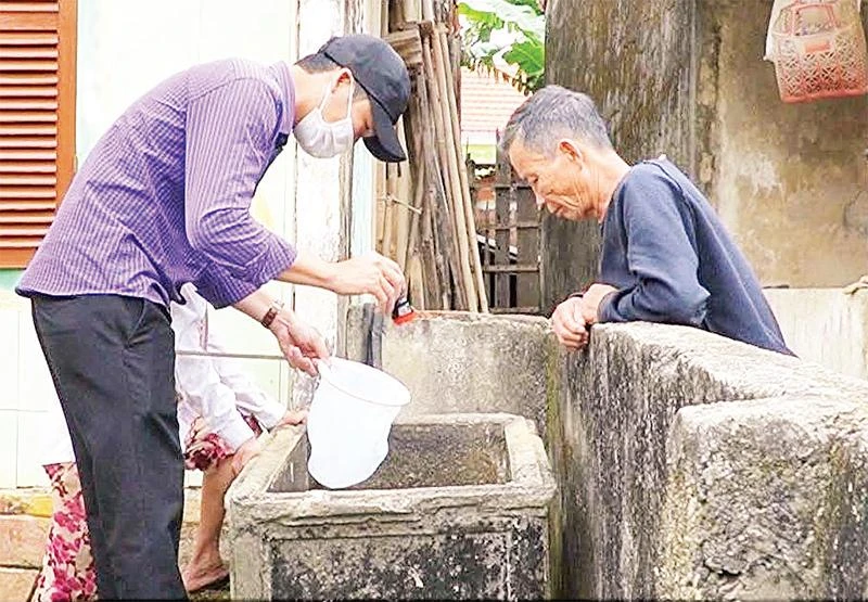 Quảng Bình tăng cường kiểm soát các ổ dịch sốt xuất huyết. (Ảnh HƯƠNG GIANG)